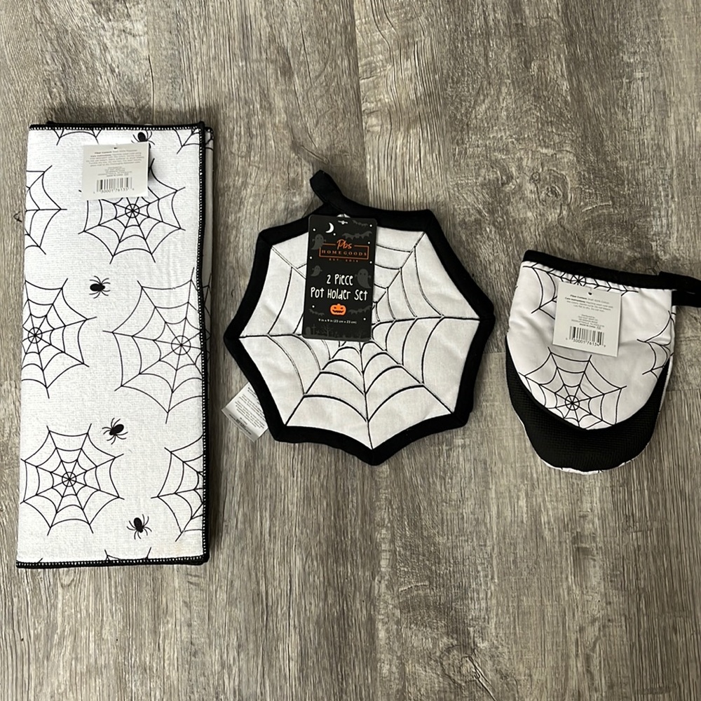 NWT 4 pc Spider Web Kitchen Linen Set